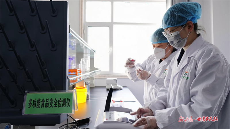 檢驗人員正在進行出廠檢測