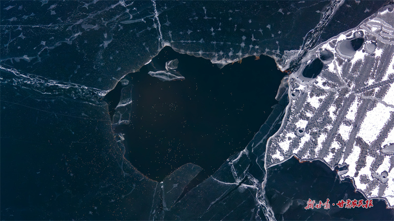 懸鏡湖冰封湖面的心形冰裂