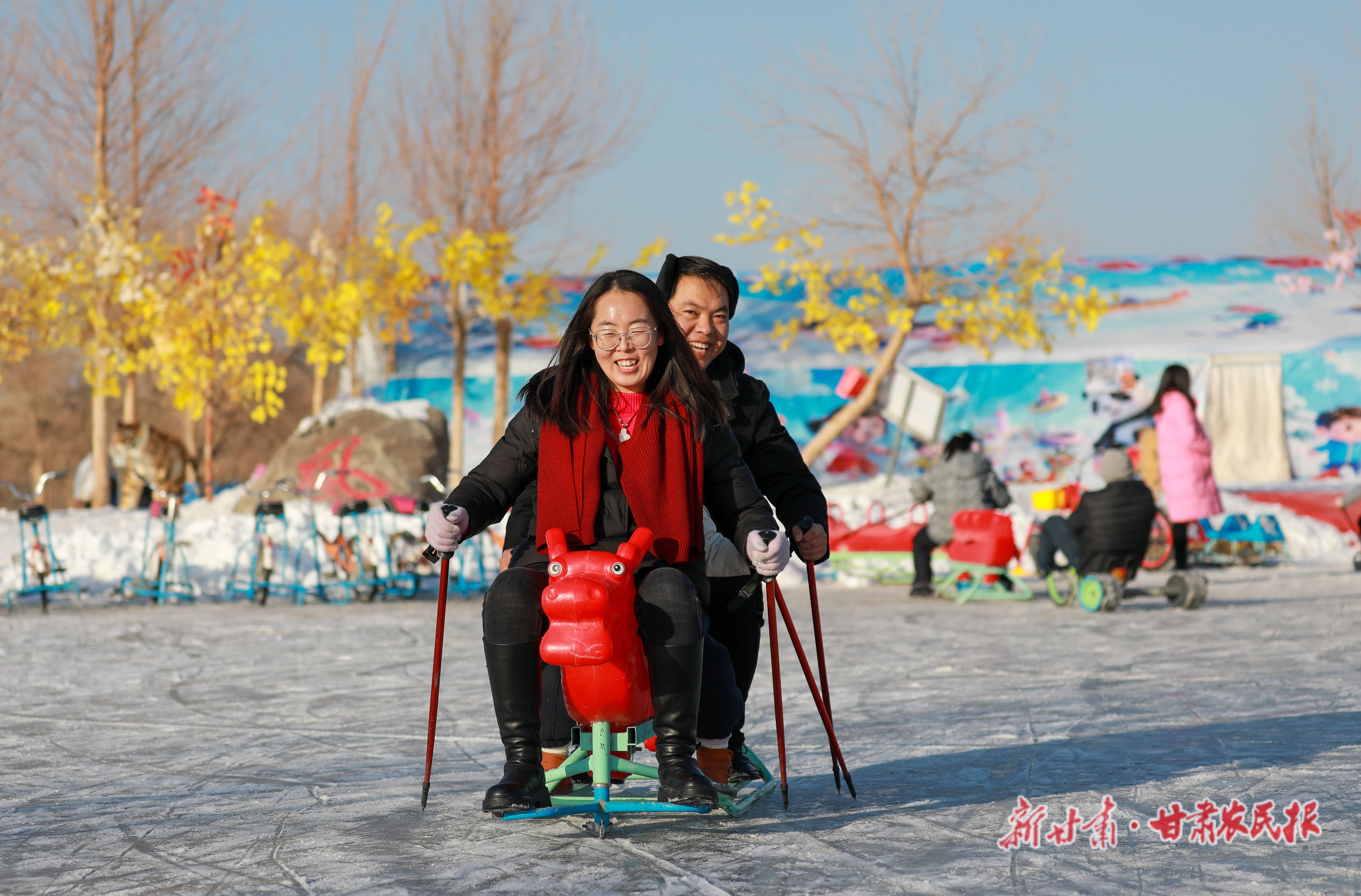 1.游客正在體驗冰上樂趣 1.游客正在體驗冰上樂趣