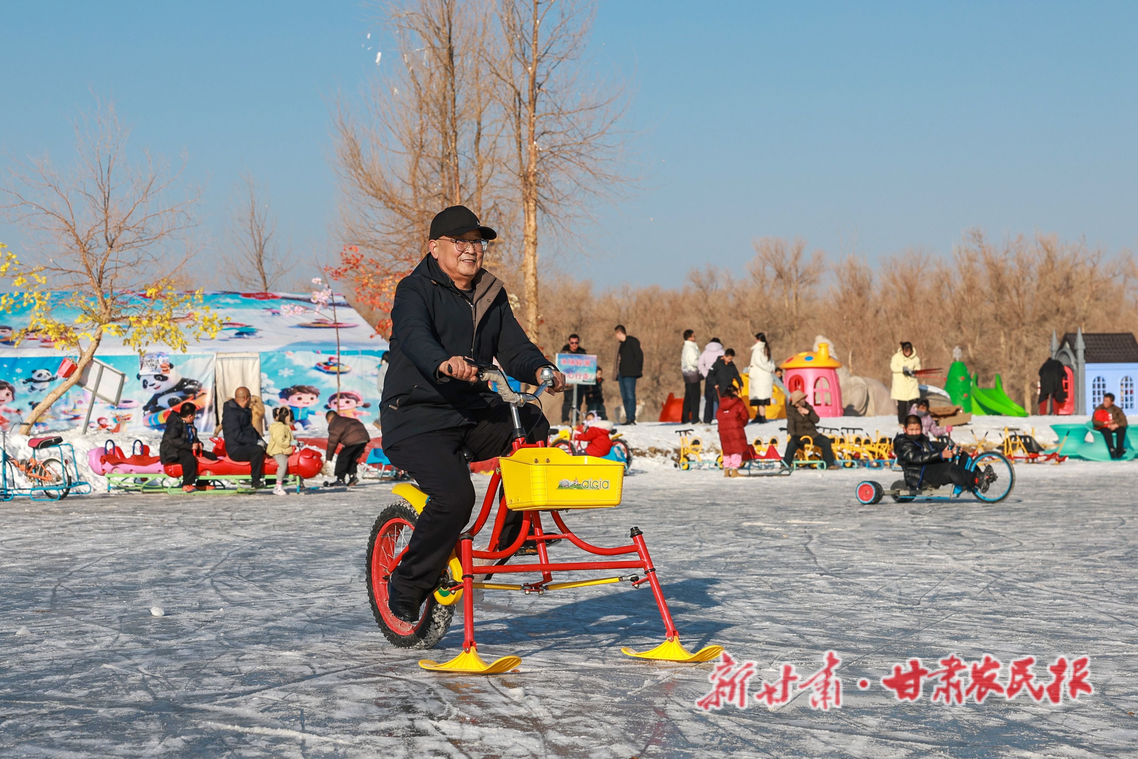 4.各類冰雪項目前游人絡(luò)繹不絕 4.各類冰雪項目前游人絡(luò)繹不絕